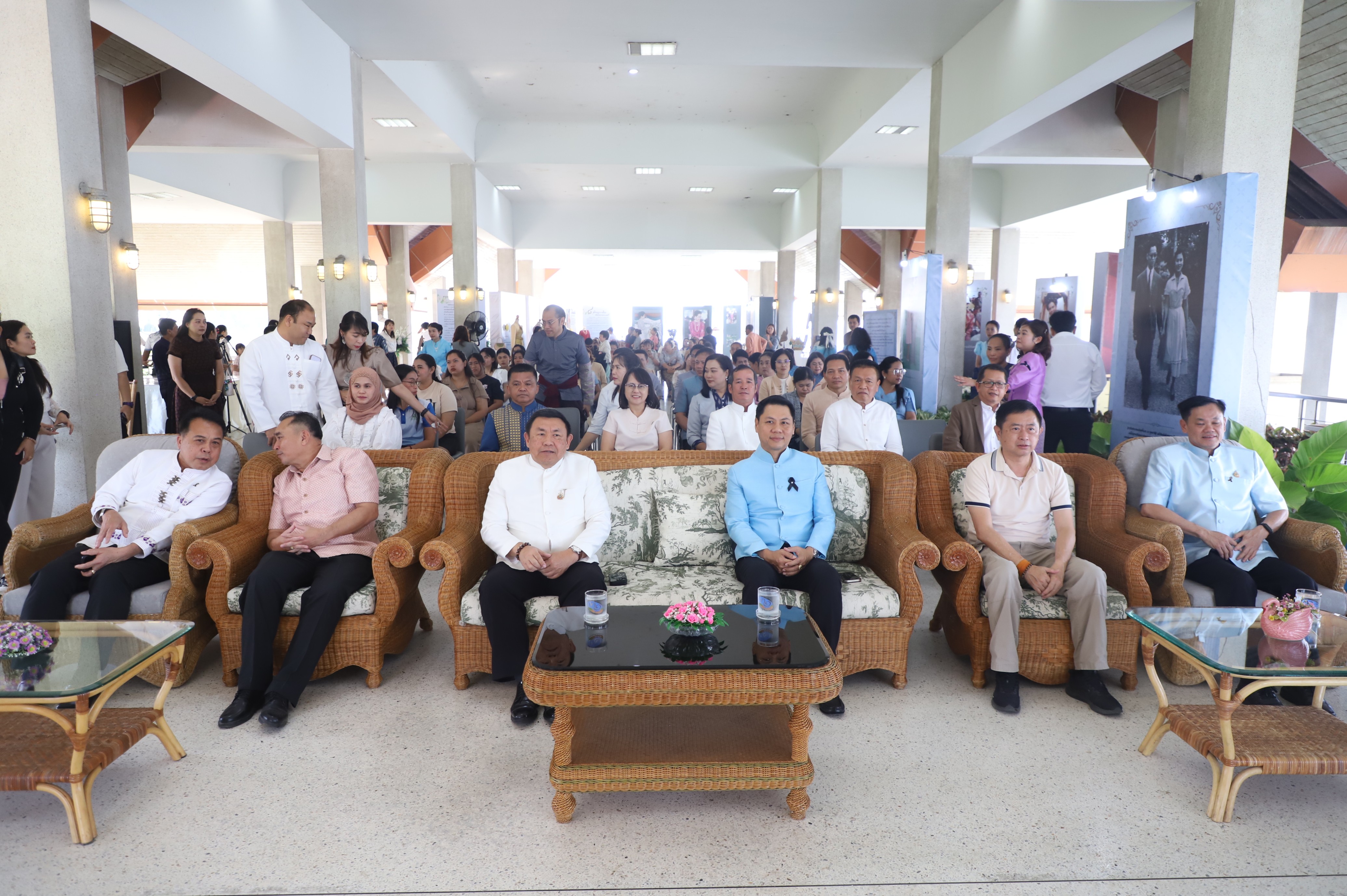 title - มากกว่าความรักระหว่างคู่ครอง คือความรักต่อปวงชน ส.ป.ก. จัดงาน “รักแห่งศิลป์ รักแห่งแผ่นดิน” พลังแห่งศิลปะที่เชื่อมโยงสถาบันและประชาชน